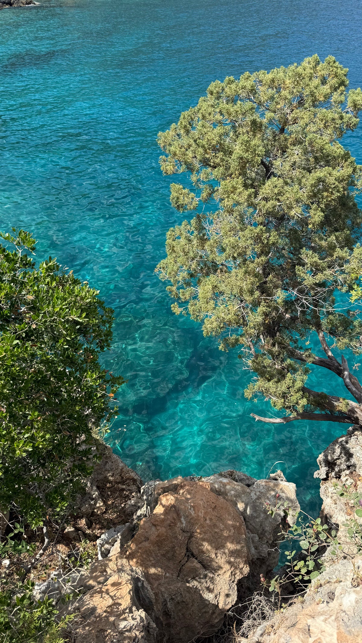 Kristallklares Wasser an der griechischen Küste